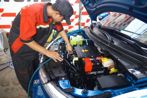 vệ sinh khoang máy xe ô tô