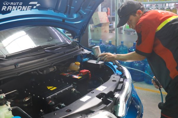 vệ sinh khoang máy xe ô tô