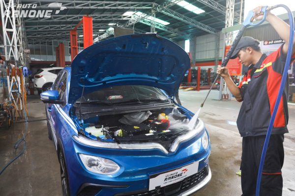 vệ sinh khoang máy xe ô tô