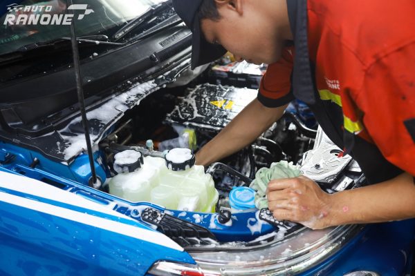 ve sinh khoang dong co oto