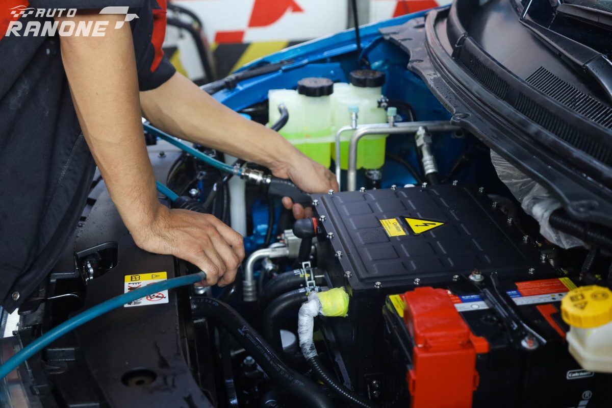 vệ sinh khoang động cơ