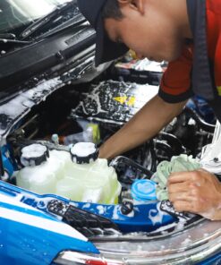 nhân viên sửa chữa ô tô