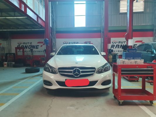 Mercedes đang được bảo dưỡng