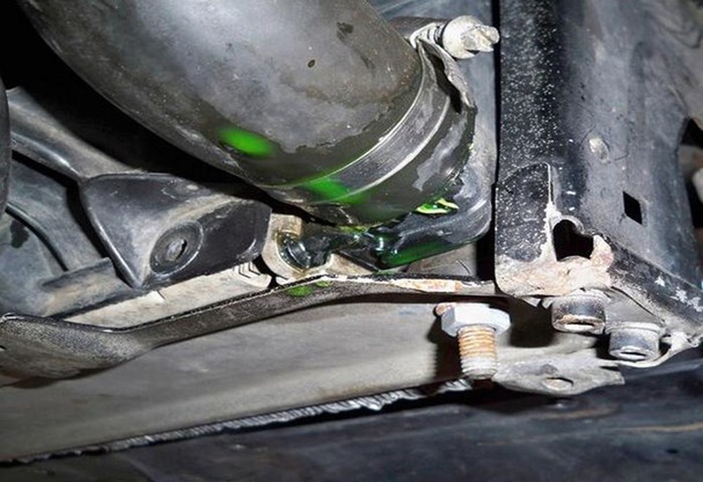 rò rỉ nước làm mát ô tô cần sửa