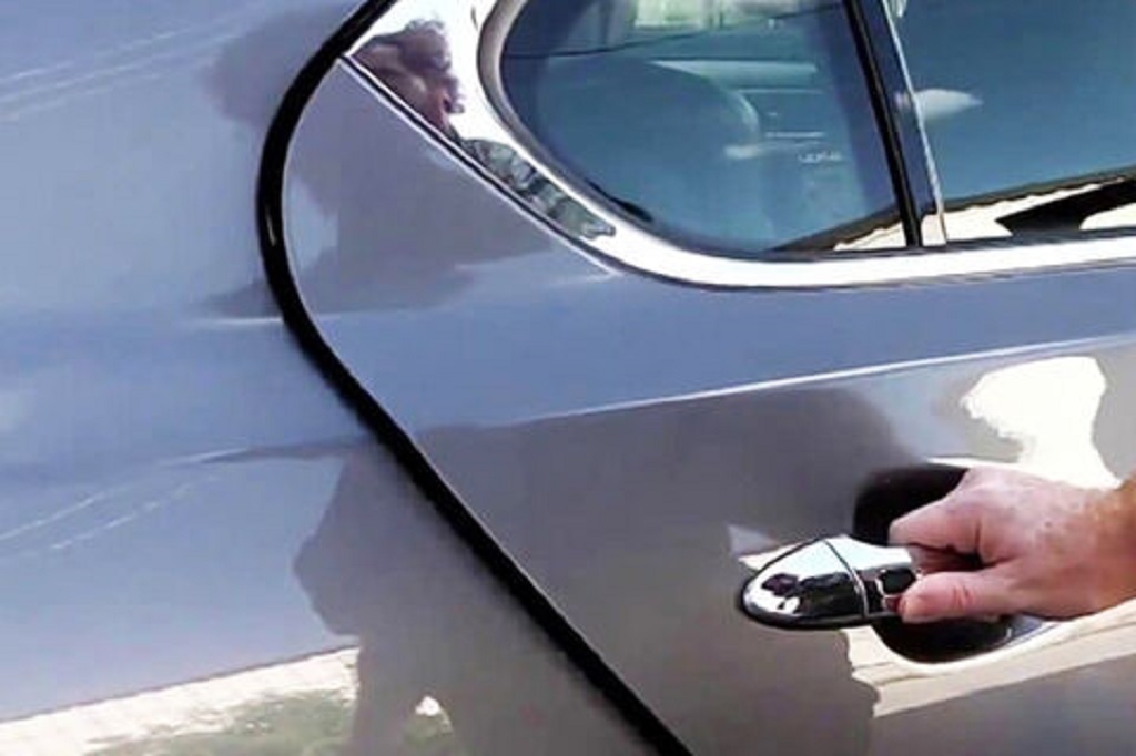 cửa xe ô tô đóng không chặt