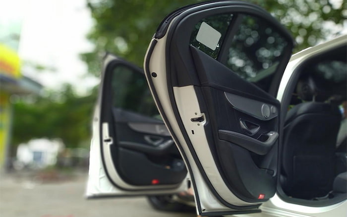 cửa xe ô tô kêu khi mở