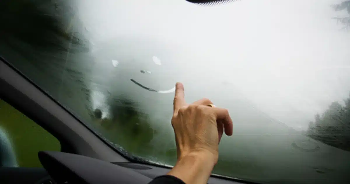 hơi nước đọng trên kính ô tô