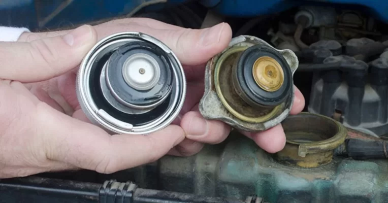 Kiểm tra nắp két nước