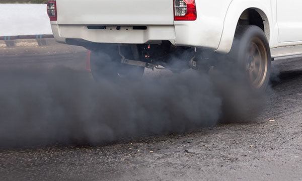 khói đen ô tô cần sửa máy xe ô tô