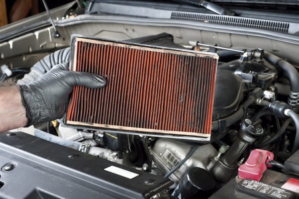 tháo bộ lọc gió dàn lạnh ô tô