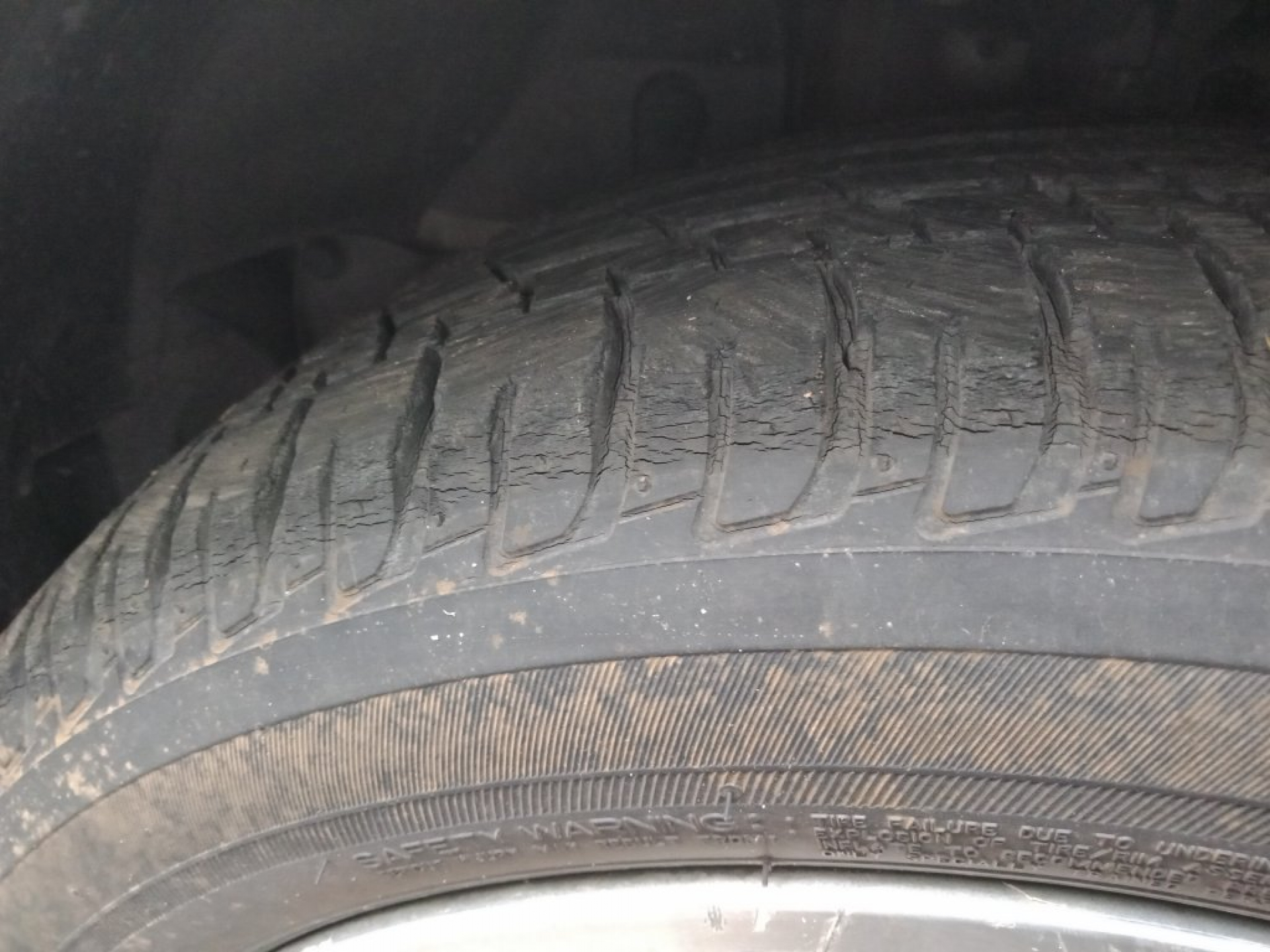 lốp xe oto bị nứt