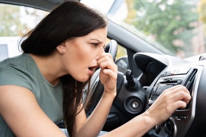 máy lạnh ô tô có mùi hôi