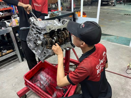 cửa hàng sửa chữa ô tô