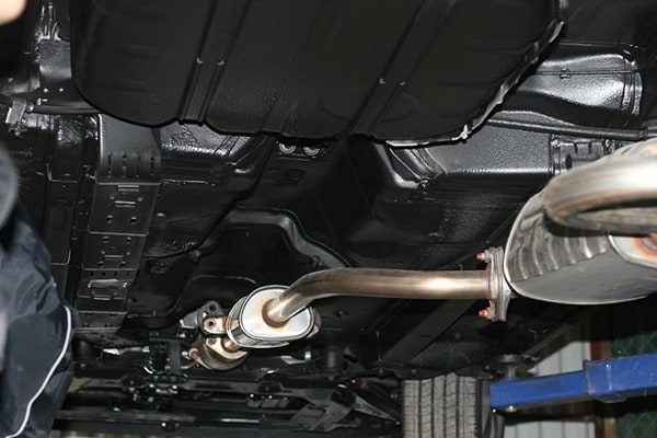 vệ sinh gầm xe ô tô